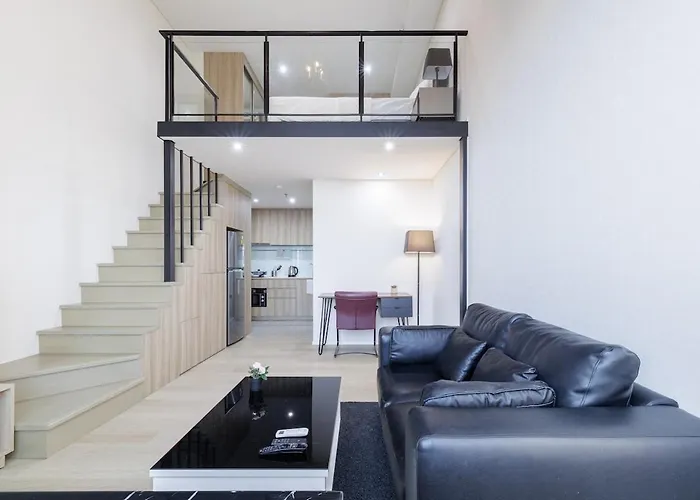 High Rise Luxury Loft-gym-pool-fast Wi-fi Apartment